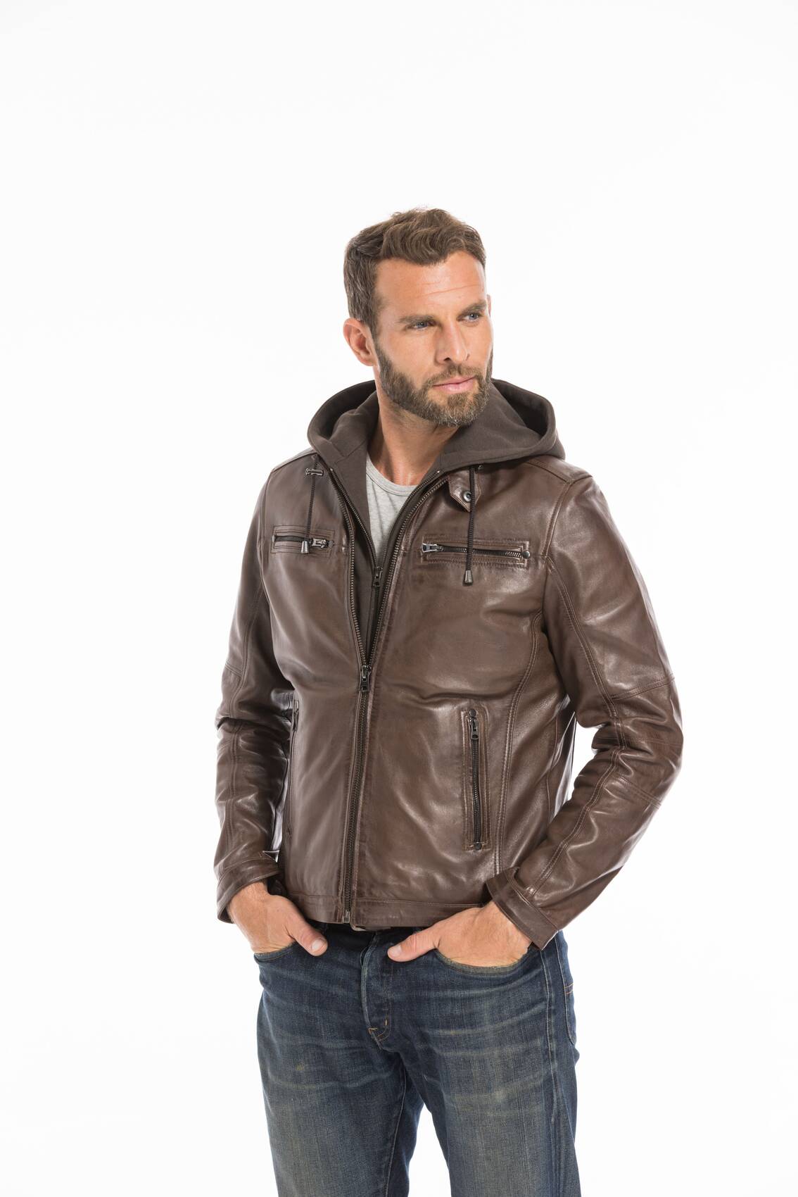 CG-23-HOMME-MARIO-MARRON-25588 1